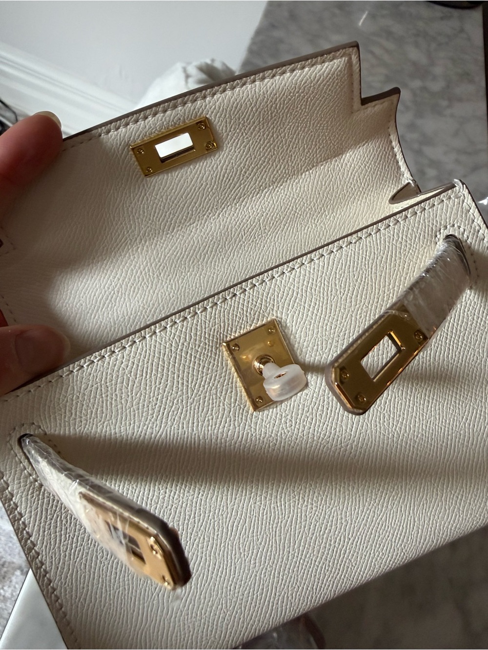 Elegant Cream Top-Handle Women’s Bag with Gold Hardware - Picture 5 of 8